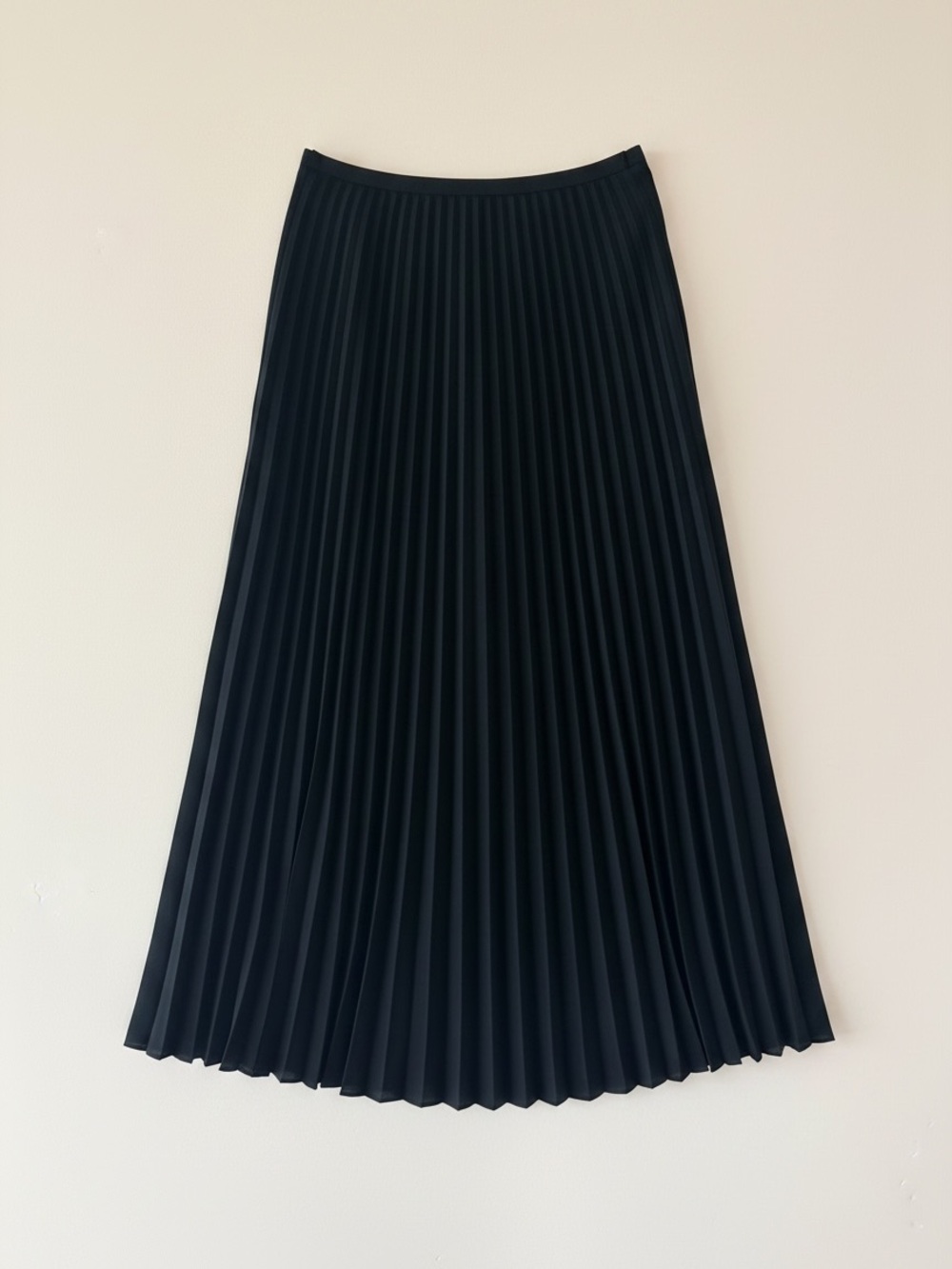 Vince Black Satin Pleated Midi Skirt Size 6 Like New